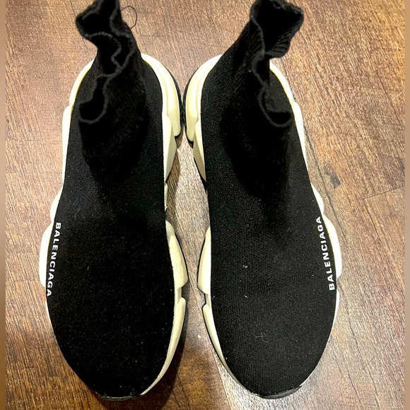 Authentic Balenciaga size 7.5 - Picture 1 of 4